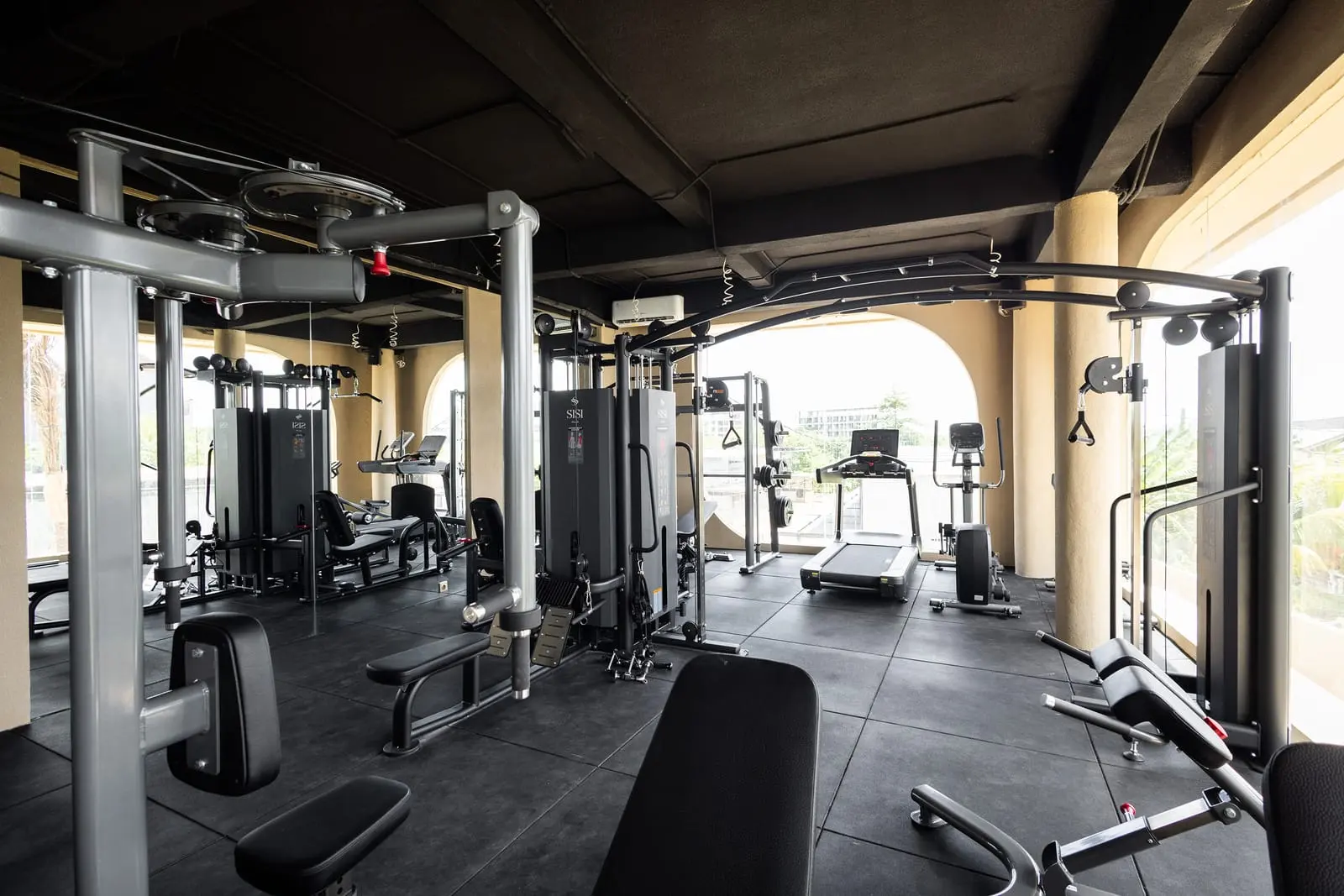 SISI gym with strength and cardio equipment
